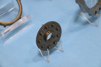 裏側にも同じ突起がプレス加工でつけられている