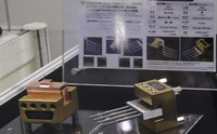 特殊形状かつ細く長いコネクタコンタクトの加工例