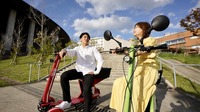 九州大学伊都キャンパス周辺での電動3輪モビリティシェア実証：ヘルメットの着⽤は義務付けられていないが、安全のために着⽤を推奨。