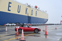 中国・上海から輸出されるマツダ車