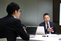 パワーエックス EVチャージステーション事業部 部長 森居紘平氏(奥)とリブ・コンサルティング モビリティインダストリーグループ クロスモビリティ事業部 ディレクターの西口恒一郎氏(手前)