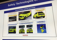 実用が期待されるコミュニケーション・ライティング技術。路面には黄色く照射する。