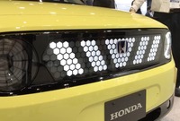 ホンダが「第27回 ESV国際会議」に展示したコンセプト車両。写真は対向して近づいてくる二輪車などに、コーションを出している様子。