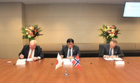 調印式の様子、左からNils Petter Gill 会長、藤本社長(双日)、Leif Madsberg CEO(Pongo AS)