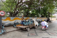 日常の足として2輪車が普及するインドの風景。