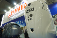 ヤマハ発動機の主力製品となる船外機。手前が今春発売予定の450馬力モデル「F450」