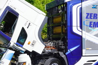運転席と荷箱の間にFCスタックを搭載