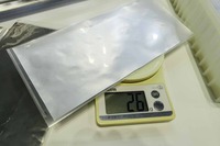 従来のアルミ製冷却システムの部材に比べ、同じサイズの冷却システム用フレックスホイルは重さが10分の1以下