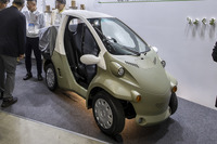 車体のグリーン部分は30%ほど、ルーフの白い部分は10%ほどの木材が配合されている