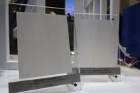 パナソニックインダストリーの「高熱伝導性 多層基板用フィルム R-2400」(左)