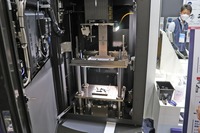 レーザー樹脂溶着の加圧加工の実演が行われていた