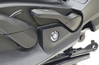 「電動スライドサポートシステム」は、動作が緩慢な電動シートのスピーディな動きに役立つ