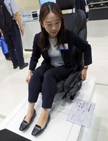 ボタンをワンプッシュするだけで、普通のマニュアル式スライドと同じに使える