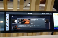 走行中でもパッセンジャー向けとして動画コンテンツやゲームを表示できたり、一つのコントローラーから様々な表示モードや、インテリア照明の設定ができる
