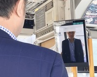 タブレット型端末での顔認証の様子
