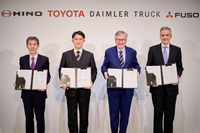 三菱ふそうと経営統合を発表した日野自動車。向かって左端が日野の小木曽社長CEO