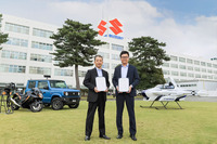 調印式の様子、スズキ 神代英俊常務(左)、SkyDrive 福澤知浩CEO(右)