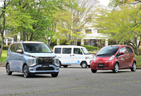 三菱 eKクロスEV(左)と元祖・軽EVのi-MiEV(右)。奥は軽商用EVのミニキャブMiEV