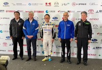 21年11月のスーパー耐久レースin岡山で共同会見を開いた、マツダの丸本明社長（当時）、スバルの中村知美社長（当時）、トヨタの豊田章男社長（当時）、ヤマハ発動機の日高祥博社長、川崎重工の橋本康彦社長