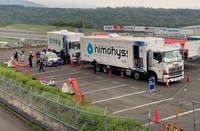 気体水素を使用した水素カローラはパドックの隅まで行って充填を行う必要があった(22年5月S耐富士)