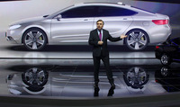 上海モーターショー2015でジーリーのプレゼンテーションに立つホルバリー