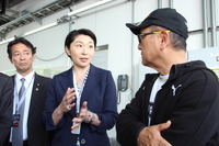 自民党・水素社会推進議員連盟の小渕優子会長に水素技術の可能性をレクチャーする豊田章男会長