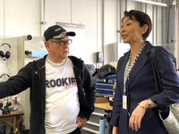 自民党・水素社会推進議員連盟の小渕優子会長に水素技術の可能性をレクチャーする豊田章男会長