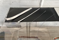 超電導用の導線(左)は紙のように薄いが、従来の銅でできた直径5mm角ほどの線(右)と同等の電流が流せるという
