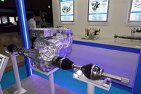 モーターとインバーターが一体としたことに加えてドライブシャフトまでを一体化したeアクスル