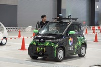 デモ走行を終えた後、TMIの学生たちが自動運転のための調整を行っていた
