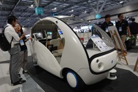 アイサンテクノロジーの「Milee」。会場では画像認識技術を活用した遠隔操作による自動運転走行についても説明された