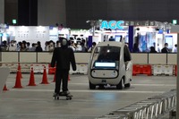 「Milee」は、ルート上に人が現れると一旦停止。いなくなると自動的に再スタートした