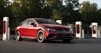 テスラの「スーパーチャージャー」で充電するメルセデスベンツのEV