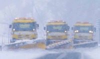 除雪車が梯団運転する様子