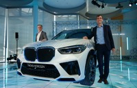 BMW『iX5 ハイドロジェン』。BMWグループ水素燃料電池テクノロジー・プロジェクト本部長のユルゲン・グルドナー氏（右）、iX5ハイドロジェン・プロジェクト・マネージャーのロバート・ハラス氏（左）