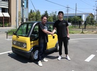 握手するチューリング CEO 山本一成氏(右)とKGモーターズ CEO 楠一成氏(左)。ただしビジネス上の協業はありえないと双方が断言