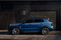 和田智の気になる中国EVブランド(2)Lynk&Co。Geelyと、その傘下にあるボルボとの共同出資の合弁EVブランド。次世代に対応したイメージワークのクオリティはなかなかなもの。まず、ブランド名が気になる。何か次世代サウンド。ショルダーを基調とした極めてヨーロッパ的デザイン。特にフロント周りのランプの扱いに特徴がある。プロダクトクオリティも高い。