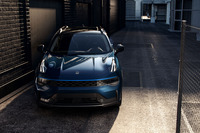 和田智の気になる中国EVブランド(2)Lynk&Co。Geelyと、その傘下にあるボルボとの共同出資の合弁EVブランド。次世代に対応したイメージワークのクオリティはなかなかなもの。まず、ブランド名が気になる。何か次世代サウンド。ショルダーを基調とした極めてヨーロッパ的デザイン。特にフロント周りのランプの扱いに特徴がある。プロダクトクオリティも高い。