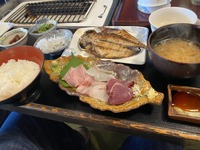 「ふじいち」で昼食。干物と刺し身の定食を堪能