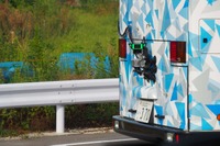 送信機が後続車へ向けて角度を自動的に変更し、コーナーを曲がった時でも光無線通信による車車間通信は継続されていた