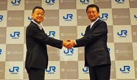 JR西日本の代表取締役 副社長兼執行役員 鉄道本部長 中村圭二郞氏(左)と、ソフトバンク代表取締役 社長執行役員 兼 CEO 宮川潤一氏