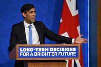 ネットゼロ政策の見直しを発表する英スナク首相