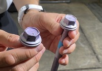改良後(右)のボルトにはフランジにリブ形状が追加された