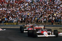 集団の先頭はアイルトン・セナ、2番手はアラン・プロスト(1988年、F1ハンガリーGP)