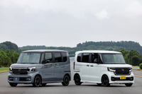 新型(向かって左)が登場したホンダ N-BOX