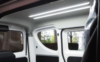 荷室の天井には夜間の作業でも明るく照らす大型LED照明を装備した