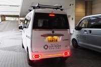 頻繁に停止する配送車を考慮して、後続車から視認しやすいようLEDライトを多用した