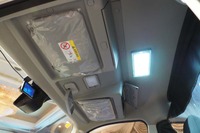 前席頭上には蓋付きの収納ボックスを用意した