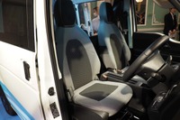 ドライバーズシートは助手席よりも大型化して快適性を高めた