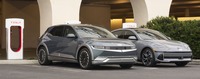 テスラの「スーパーチャージャー」で充電するヒョンデの北米向けEV